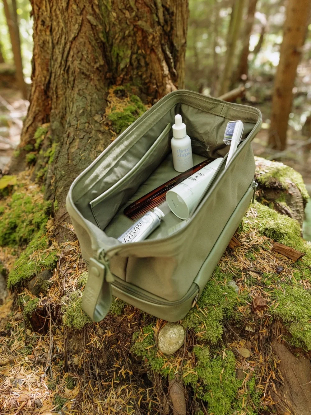 Beis The Dopp Kit in Olive Green